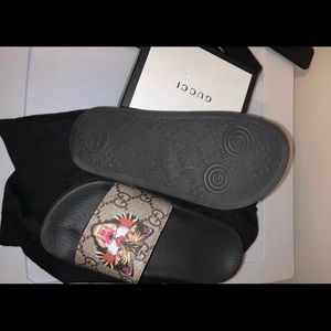 I’m selling Gucci slippers